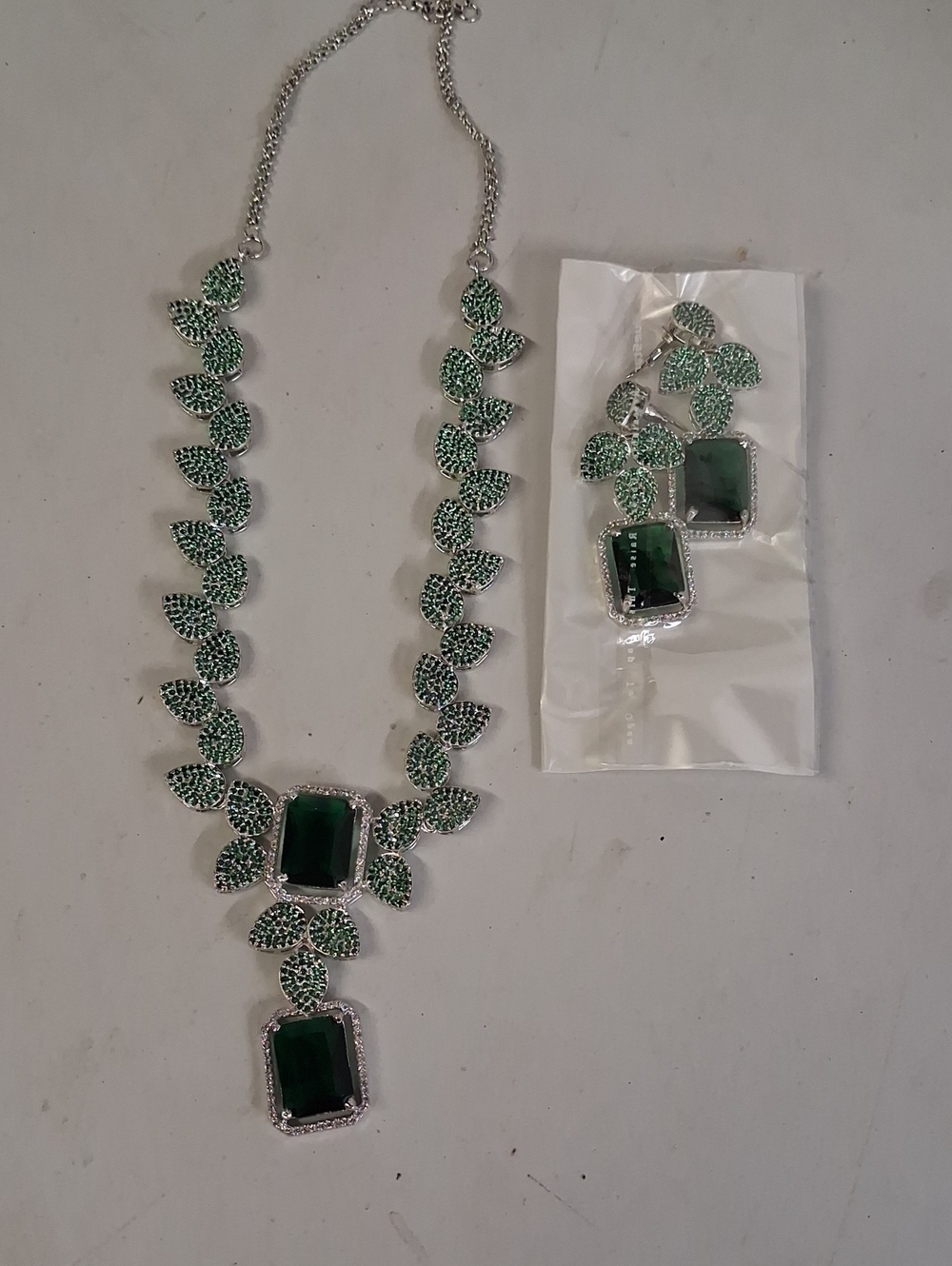NWT Elegant Green Leaf Emerald Necklace and Earring Set
